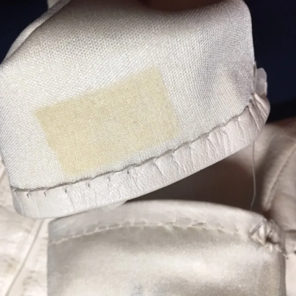 Vintage Timeless Dressy Soft Leather Gloves Ivory Color Wrist Length Size 7